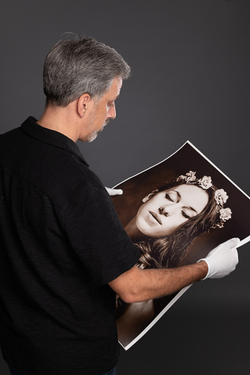Philippe Ammon examinant un tirage photographique Fine Art